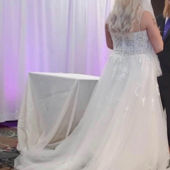 Beautiful wedding dress worn once for a few hours. Retail 1500. Size 18. - Picture 2 of 3